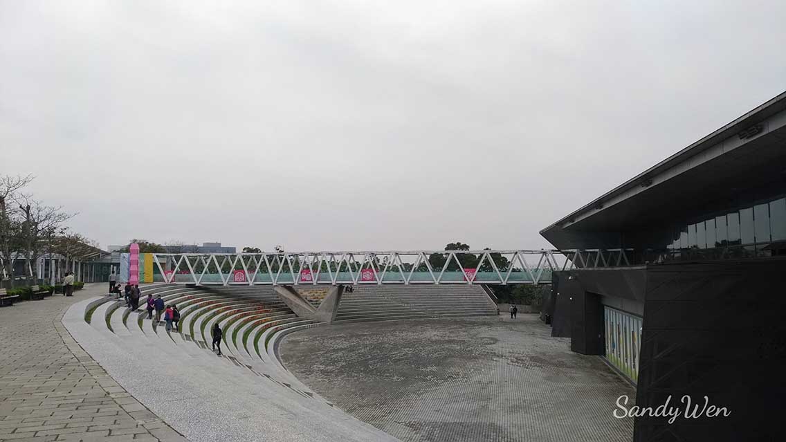 苗栗臺灣客家文化館美麗的空橋，可以無障礙地進入到室內