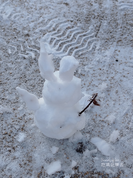 2024大阪京都自由行141 在京都伏見稻荷大社前遇到下雪,我們堆起小小的雪人