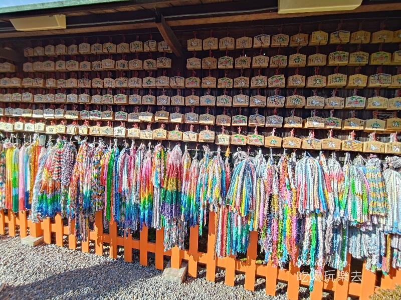 2024大阪京都自由行143 京都伏見稻荷大社一旁牆上的東丸神社七彩千羽鶴