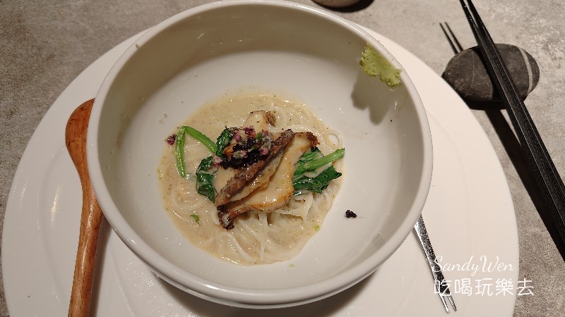 宗初食堂_桃園店09 乾煎鮑魚搭配鮑魚沾醬:宗初食堂乾煎鮑魚,搭配魚子醬與素面