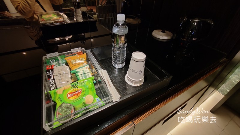 I DO Motel 提供基本的零食和水