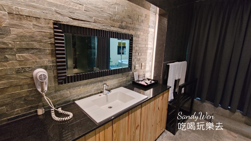 I DO Motel 簡單的洗手台和吹風機