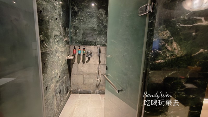 I DO Motel 有獨立遮蔽的淋浴區提供洗髮精和沐浴乳，可以放鬆好好洗個澡