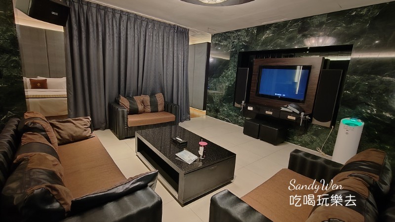 I DO Motel 寬敞的懶人沙發和大電視