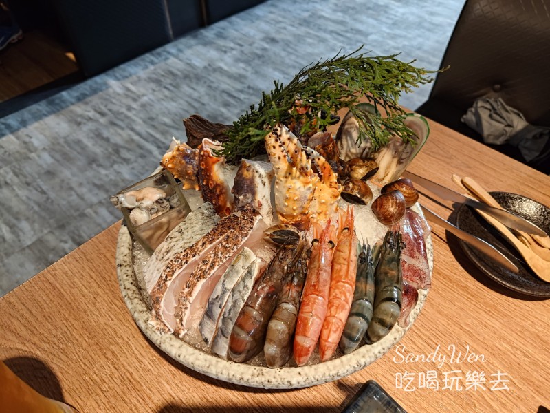 力二帝王蟹12 豐盛的海鮮拼盤包含蟹腳、鮮蝦、蛤蜊