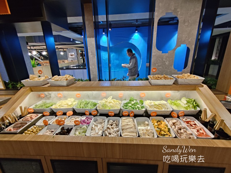 聚北海道鍋物10 聚北海道鍋物自助吧,各式火鍋配料整齊擺放
